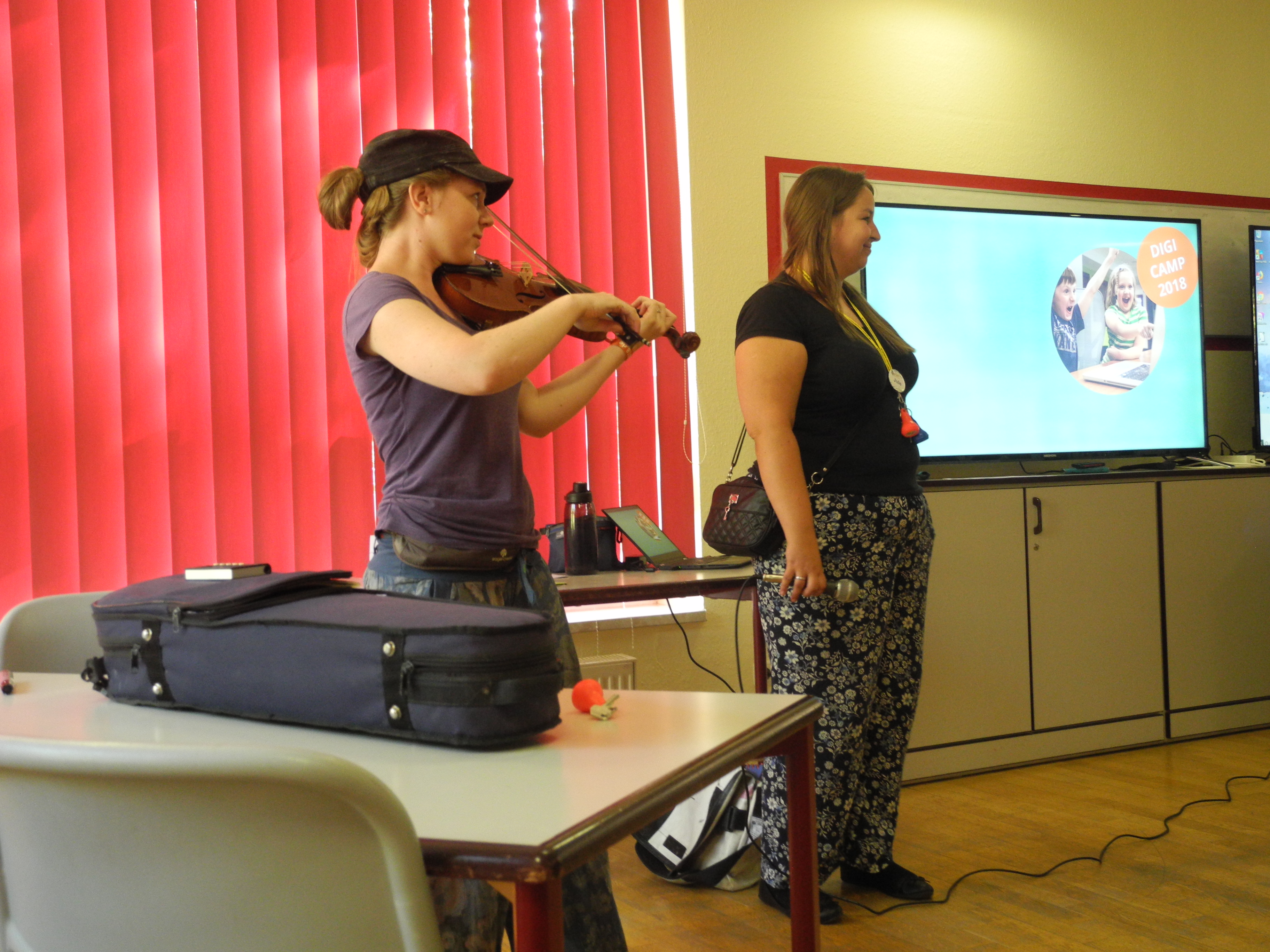 Zuerst wird jedoch noch ein Geburtstagsständchen gesungen.