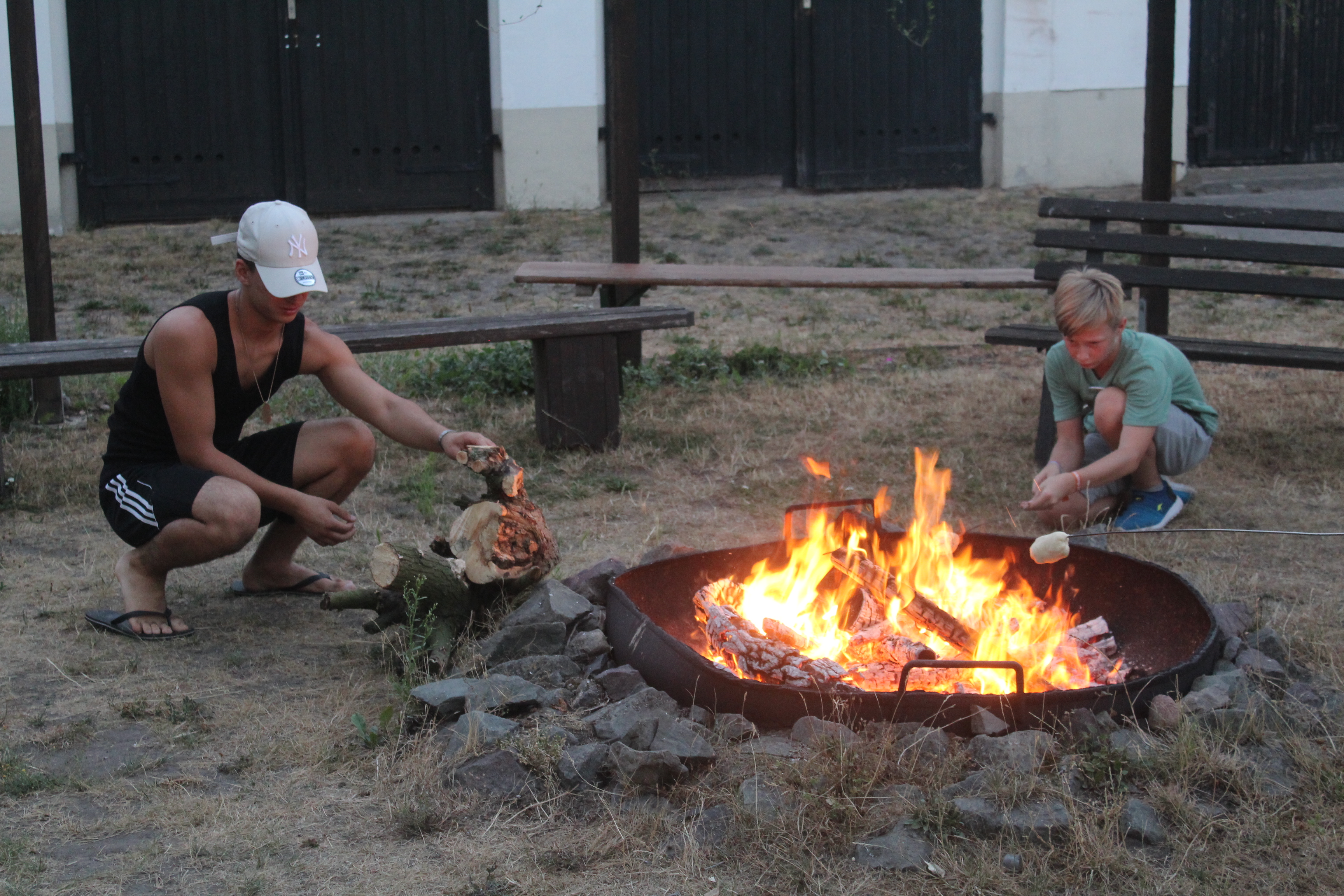 Der Tag endet mit Stockbrot und Feuer.
