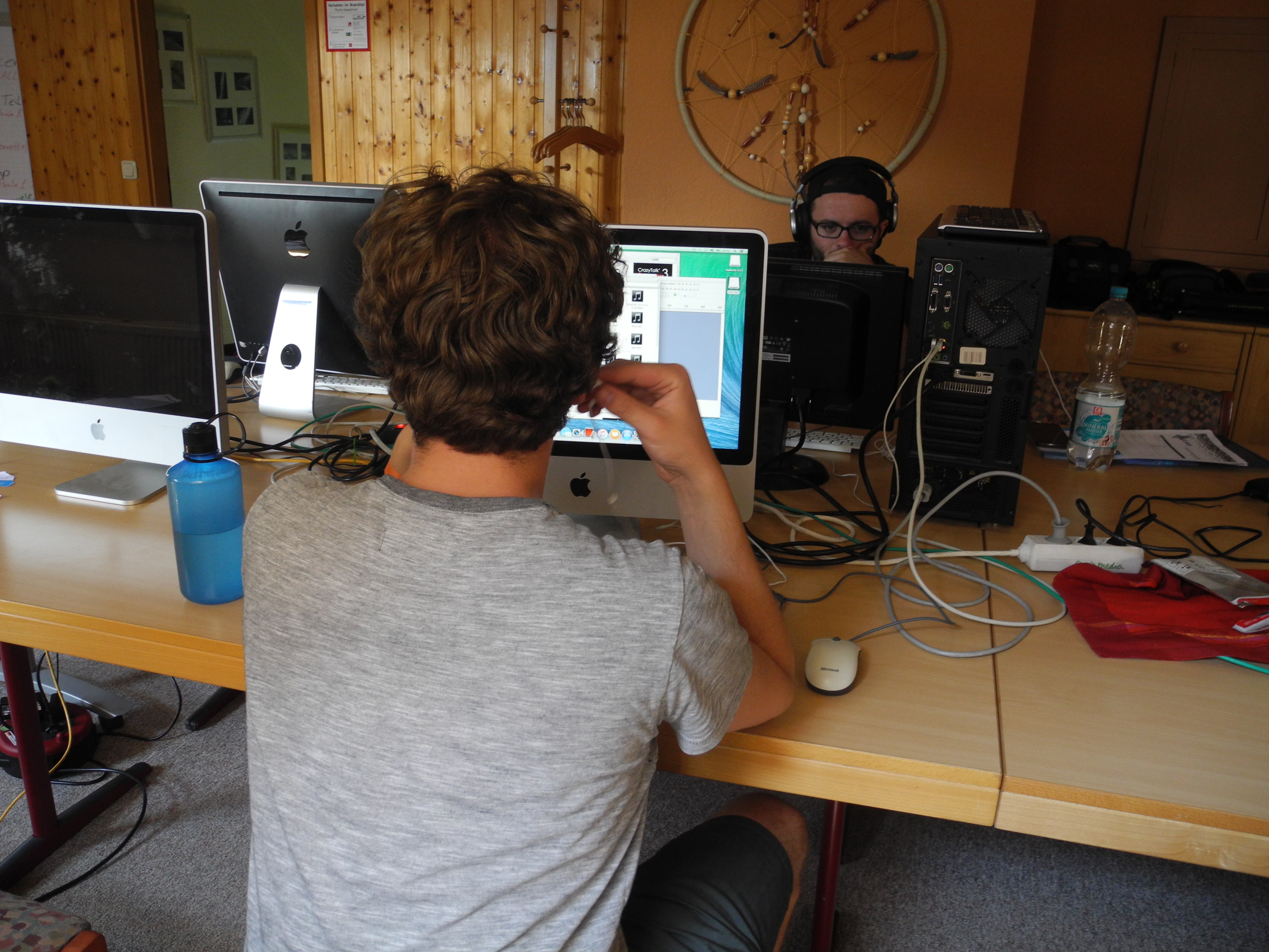 Bis in die späten Abendstunden arbeitet die Redaktion an den Artikeln.