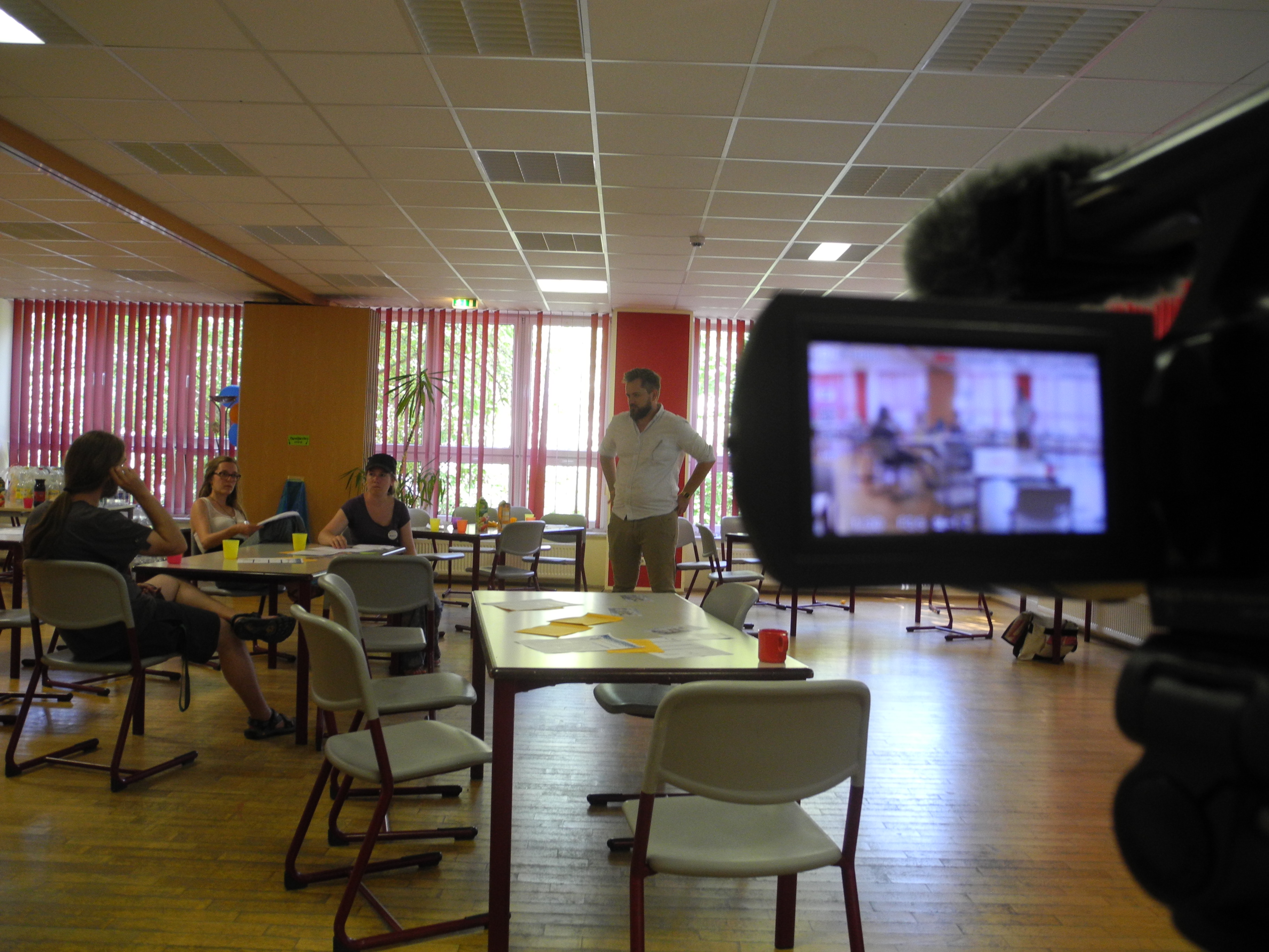 Martin Hoffmann bereitet sich auf die Vorstellung der Barcamps vor.